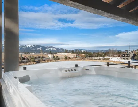 New High-End 2282 sf Condo Slps 10Pvt Hot Tub Walk 2Town Mtn Views 30 Min to Gnp