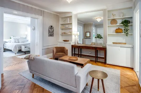 Remodeled Historical Unit With King Bed Walking Distance To Many Attractions!