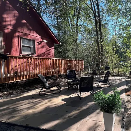 Stylish 3 Bed Mtn Retreat with Hot Tub, King Size Bed & Resort Style Amenities.