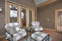 5 Br/3.5 Ba. 3 KING BEDS. LAKE FRONT. FIREPIT. GAME ROOM. MULTIPLE PORCHES.