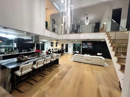 Luxury Home w Pool, Chef's Kitchen, Poker Room & Massage Chairs