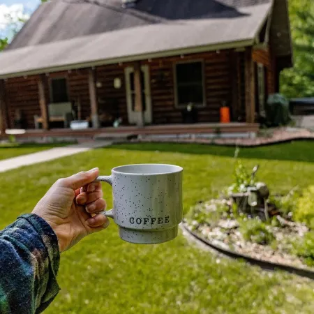 Lulu’s Lodge: Cozy Woods Cabin w/ Hot Tub + Stone Fireplace