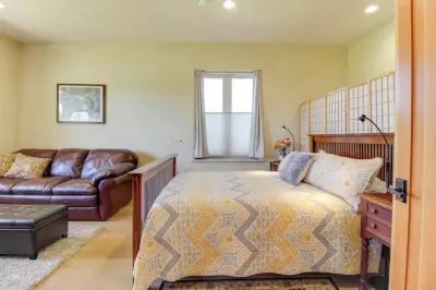 Stunning mountain views, quiet, peaceful, unique, private attached guest suite