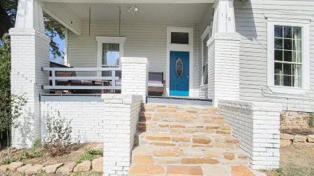 Charming home, downtown Mineral Wells Отели в г. Минерал-Веллс