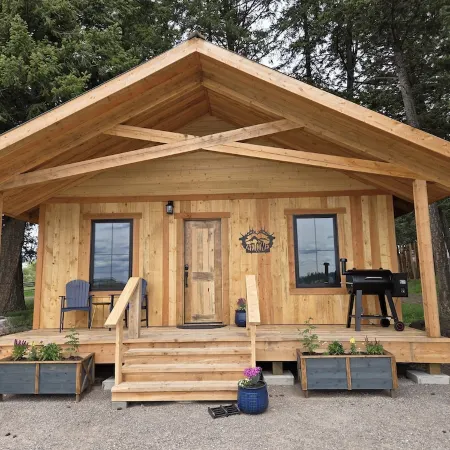 Elkhorn Cabin at Columbia Mountain Ranch near Glacier National Park
