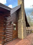 Cozy Mountain Hideaway + Hot Tub + Mins to Downtown Dahlonega