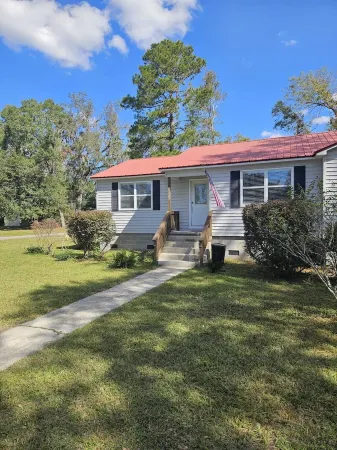 Peace and Comfort in this charming home in Live Oak, Florida