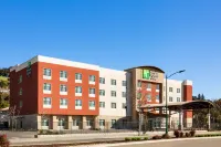 Holiday Inn Express & Suites Hayward - Mission Foothills
