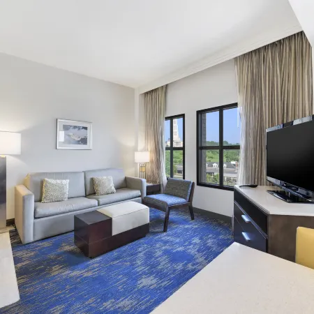 Embassy Suites by Hilton Alexandria Old Town Отели рядом с достопримечательностью «Станция метро "Брэддок-Роуд"»