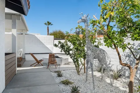 5Bd Desert Oasis Sleeps 13. Cold Plunge, Heated Pool, Jacuzzi, Games, +Amenites