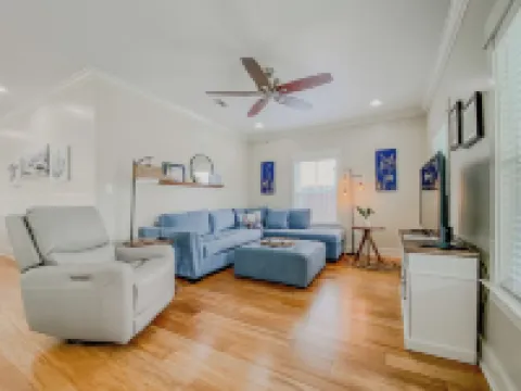 Beach House with View of Water 長灘酒店