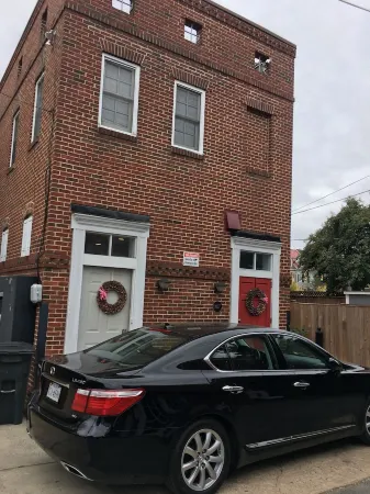 Charming 3 Beds 2 Bath, EV Charging, Off-Street Parking, 99 Walk Score, King Bed Отели в г. Александрия