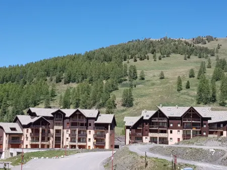 VARS 1900 T3 mountain 150 m from the slopes Отели в г. Вар