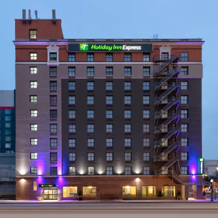 Holiday Inn Express DALLAS DOWNTOWN by IHG Отели рядом с достопримечательностью «Аквариум Даллас Уорлд»