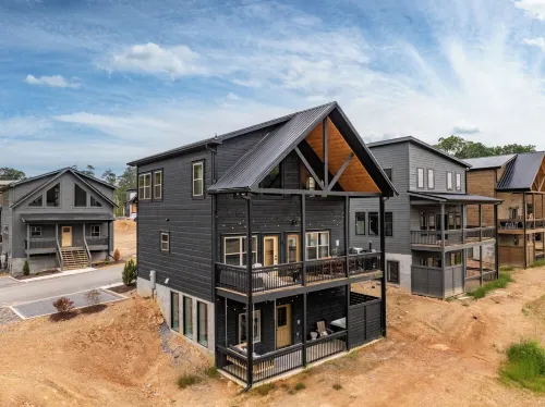 Prime location, Dollywood, 4 minutes to Parkway, No steep roads, Indoor pool