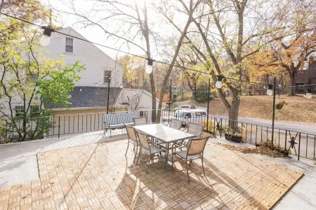 Spacious 5-Bedroom House in Peaceful Ames Neighborhood Just Steps from Campus. Отели рядом с достопримечательностью «Государственный университет Айова»