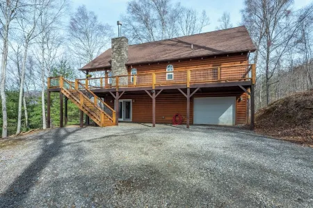 Deer Haven Cabin, Stunning Mtn Views, Hot Tub+Fire Table+Grill, Game Room, WiFi!