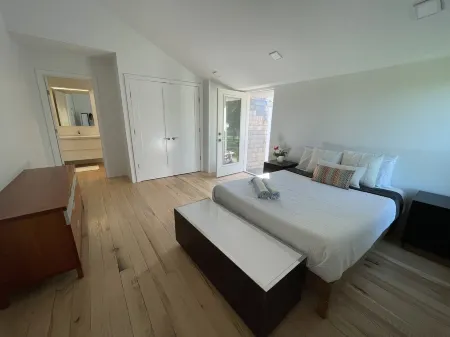 Private chic waterfront retreat-newly renovated