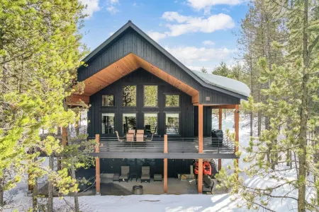 Yellowstone Luxury Cabin, Hot Tub, Game Room,EV Hookup,Massive Deck,5Bed/3.5Bath Отели рядом с достопримечательностью «Pinecone Playhouse at Mack's Inn Resort»