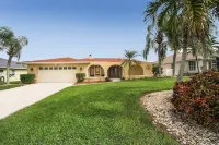 Exquisite Lakeview Oasis: Charming 3 bd, 2 bath vacation rental with heated pool