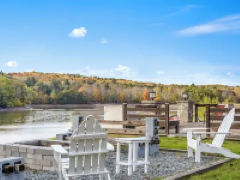 Lakefront Paradise: Views, Heated Pool, Games! Summer & Winter Fun For Everyone! 湯普森住宿飯店