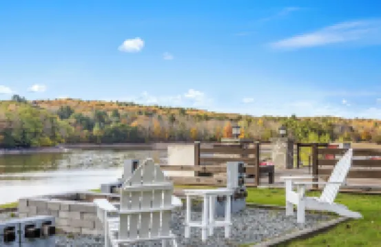 Lakefront Paradise: Views, Heated Pool, Games! Summer & Winter Fun For Everyone! Hotels in Thompson