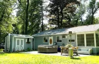 Renovated Cottage- Hot Tub, Close To Private Association Beach & EV Charger