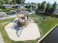 Chalet with 2 Bathrooms and a Boat, Near Giethoorn