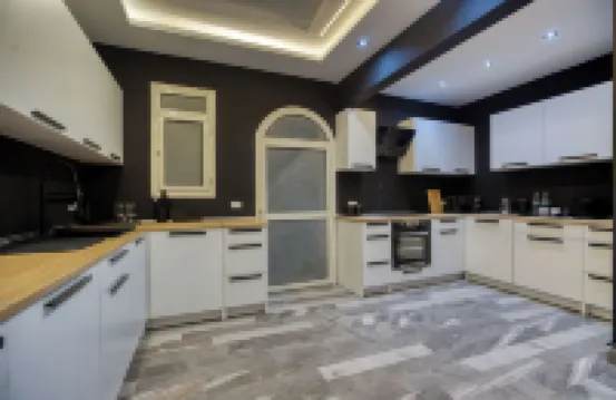 Host Prime - Paradise Villa with Pool at Rehab City