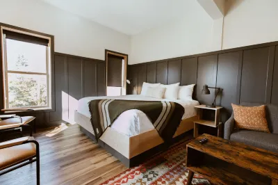 The Flying Steamshovel Inn Hotel a Trail