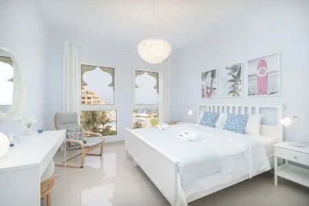 Contemporary Living by the Sea & 2Bd & New Listing Отели в г. Bab Al Bahr