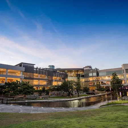 JFam Suites Отели рядом с достопримечательностью «Сплаш Айленд»