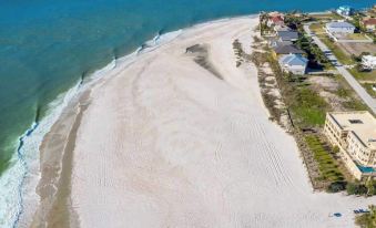 Sleeps 18! Pool, Hottub, Game Room, Blocks to Beach Vilano Villa by Avantstay