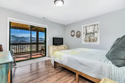 Dee's Cozy Cottage Hotels near Lowe's Home Improvement