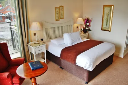 WatersEdge Hotel Отели рядом с достопримечательностью «Cobh Cathedral»