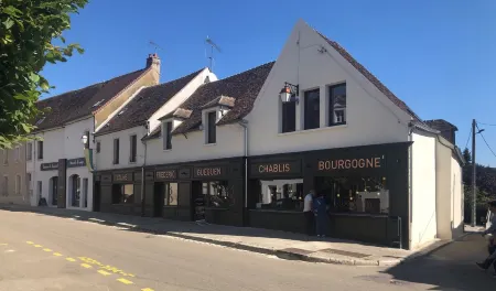 Les Appartements du Domaine Gueguen Отели в г. Шабли