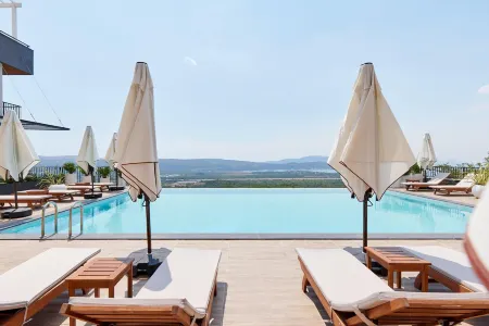 Bayview Hills Luxury Residences Отели в г. Kavac