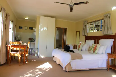 Lemon Thorn Cottage for 2 People with Wonderful Private Terrace in Garden! Отели в г. Крюгерсдорп