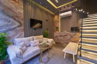 Gold's Pyramids Hotel