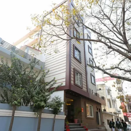 Hotel Royal Crystal Inn
