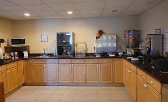 Super 8 by Wyndham Iron Mountain