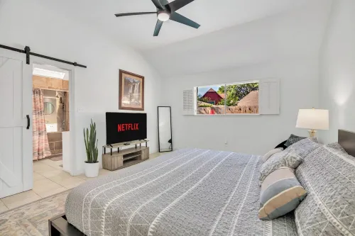 Home with pool, games and relaxation, in the middle of it all!