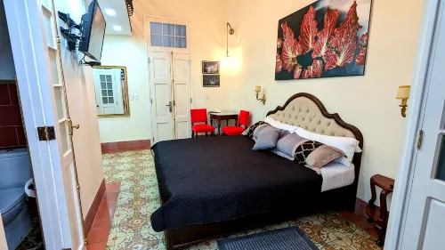 Old Havana Hideaway with King-Sized Bed & Private Balcony