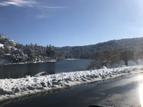 Lakeview cabin close to lake and town.