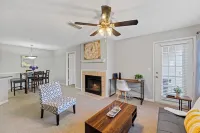 Free Parking Home Steps from Uga & DT, Pool + Gym. Gated, Pool and Gym