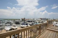 Beach Haven Getaway, Family Friendly, Spectacular Sunsets over Mordecai Island.