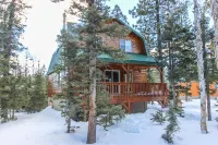 Spacious Decks and Cozy Fireplace - Inviting Mountain Retreat