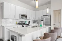 Spacious Retreat with Fast Internet and Full Kitchen - Elegant Escape Hotels in Montopolis