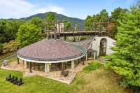 Stunning Mountain Retreat with Rooftop Deck and Hot Tub - Unique Sanctuary
