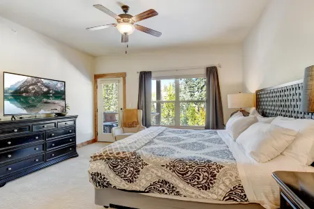 Luxury Mountain Retreat with Hot Tub and Scenic Views - Exquisite Haven Отели рядом с достопримечательностью «Grand Park Community Recreation Center»